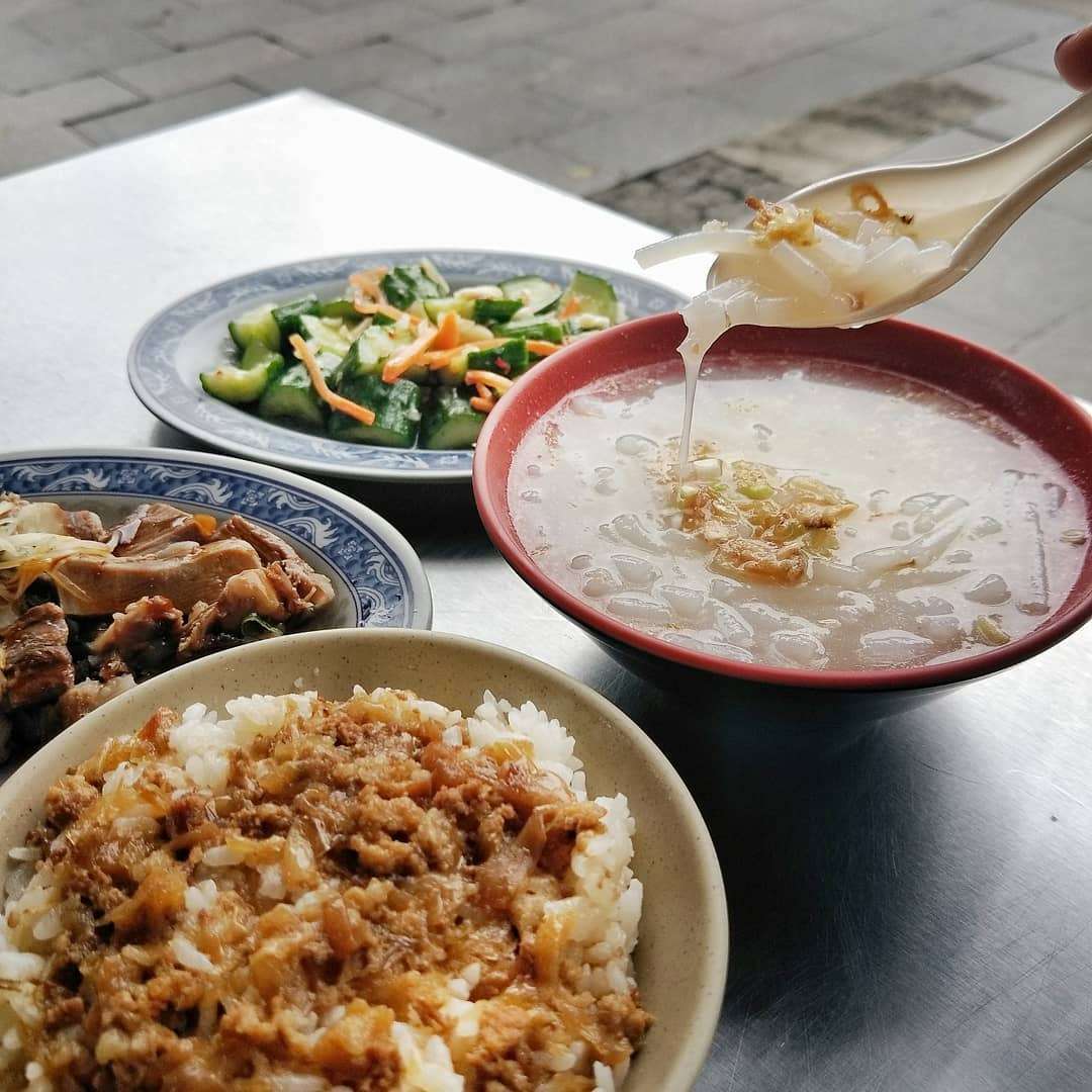 榕樹下米粉湯の伝統的な米粉湯と小皿料理