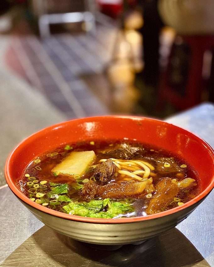葉記牛肉麺の深夜営業の様子