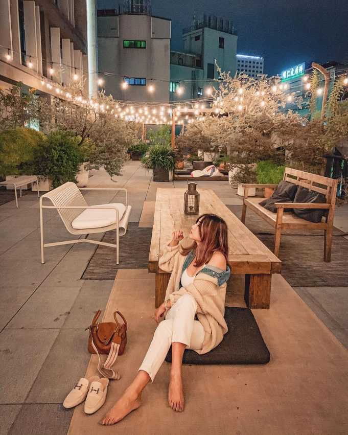 友愛街旅館の露台が夜間にライトアップされた雰囲気