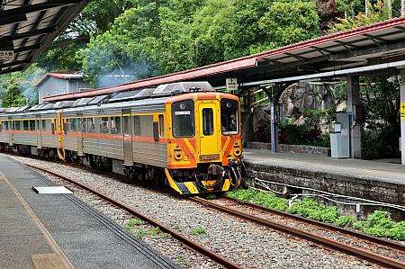 台鉄の電車。九份へ行くついでに電車旅を楽しめる