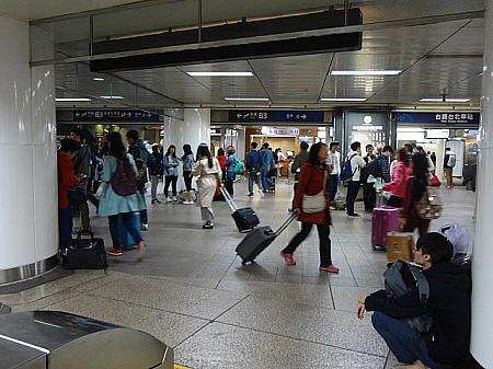 地下3階MRT出口から見た高鉄・台鉄乗り場の案内