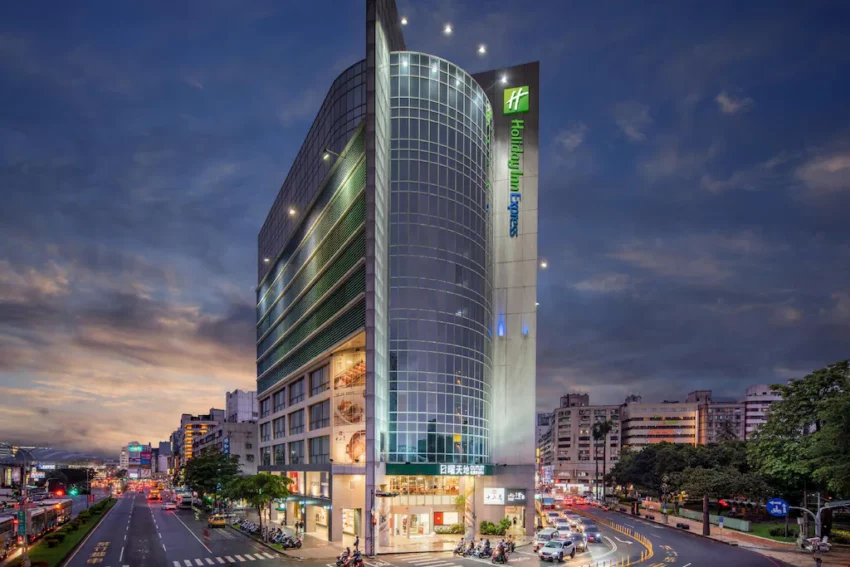 台中公園Holiday Inn Expressの外観。台中公園に隣接する国際チェーンホテル。