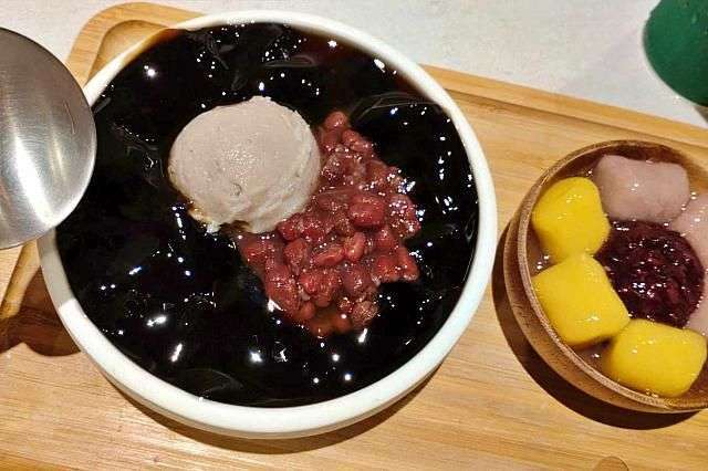 八時神仙草の仙草ゼリーデザート