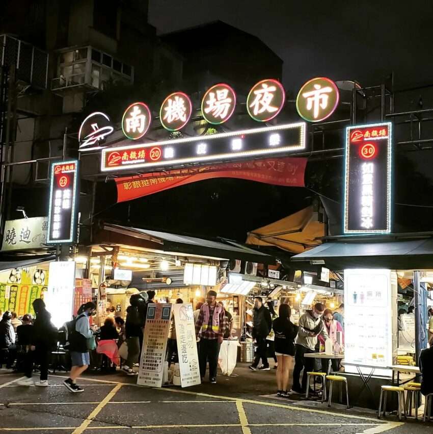 南機場夜市の屋台と人々の様子