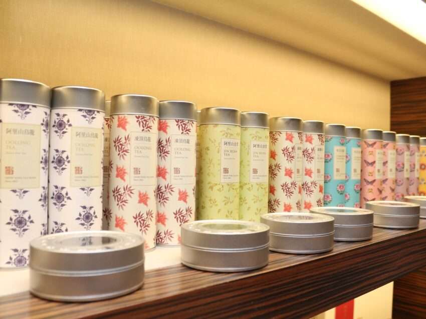 嶢陽茶行の茶葉陳列。歴史ある老舗の台湾茶専門店の品揃え