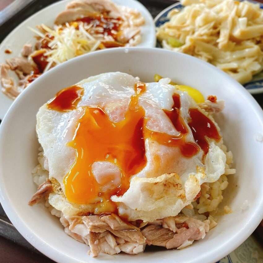 嘉義車頭火雞肉飯のチキンライスと半熟卵