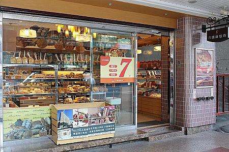 コスモスホテル台北1階にはホテル直営のパン屋があり、周辺にも多数の飲食店が揃う