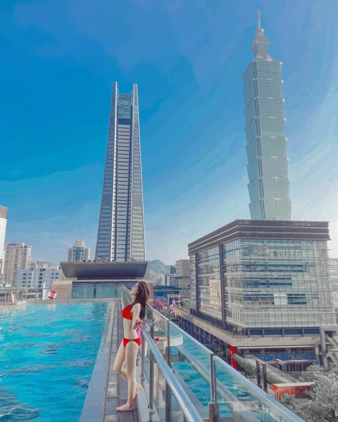 台北エリー ヒルトン キュリオ コレクションの7階屋外プールから台北101を望む景色
