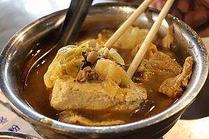 林記麻辣臭豆腐の麻辣鴨血臭豆腐——赤いスープに臭豆腐と鴨血が入った一品