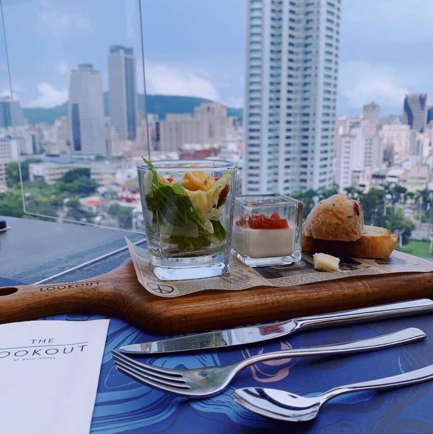 眺吧餐酒館のバーカウンター越しに見える高雄の夜景