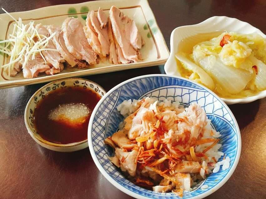 大同火雞肉飯のチキンライスともも肉ご飯が2杯並んでいる