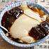 修安扁擔豆花。ふるふるとした食感の豆花にシロップをかけて食べる