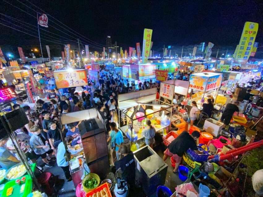 台南花園夜市の夜景。無数の屋台に灯りがともり、大勢の人でにぎわっている
