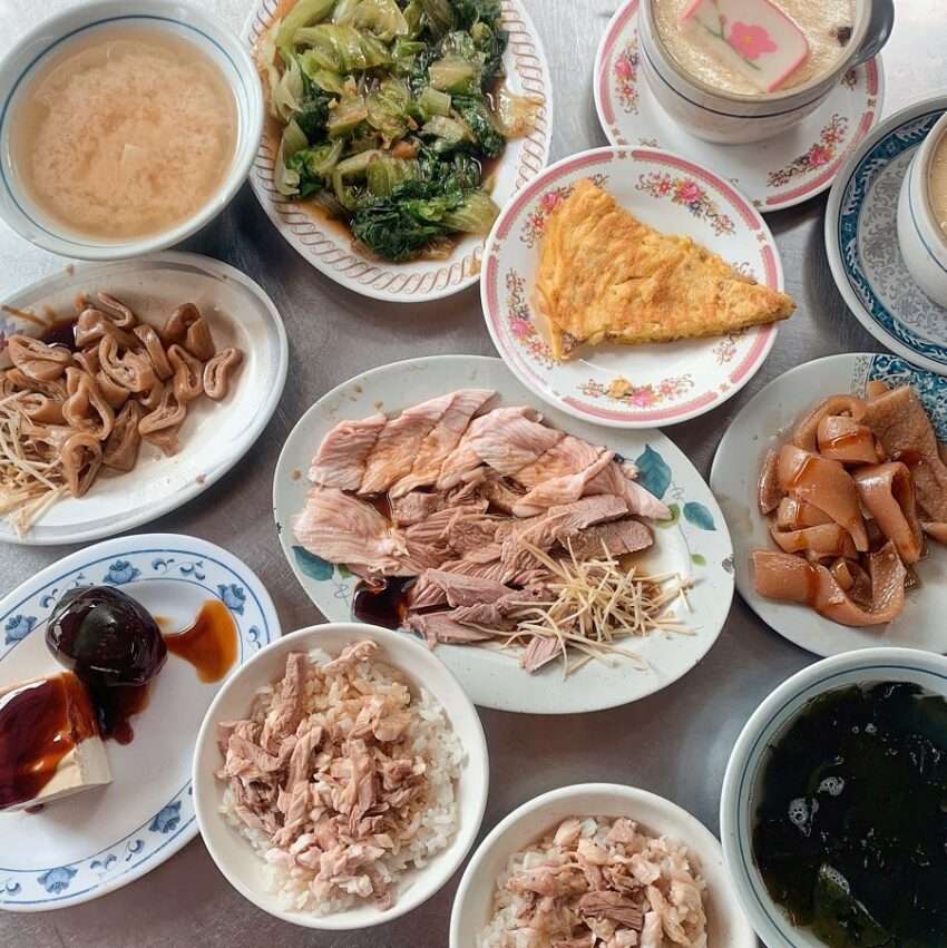 頭家火雞肉飯のチキンライスと茶碗蒸し風の蒸し卵が並んでいる