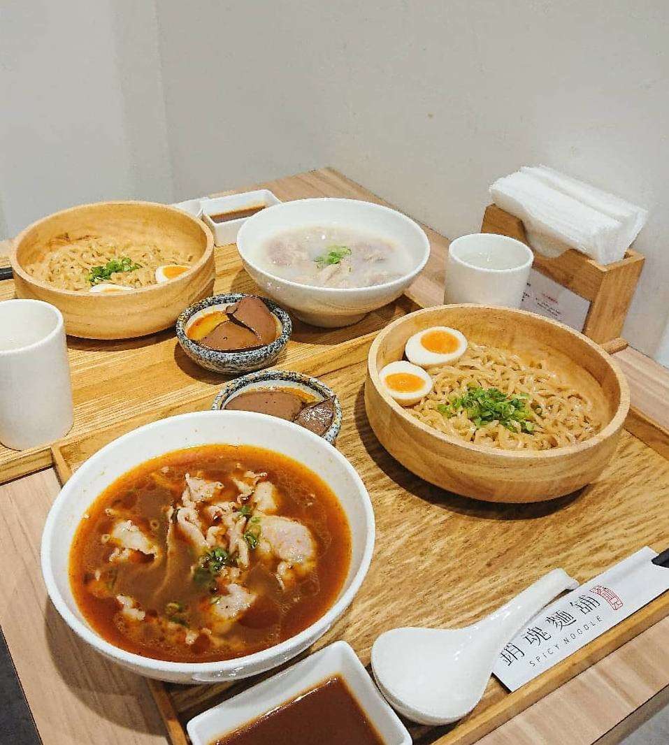 大師兄銷魂麵舖の牛肉スープと汁なし麺のセット
