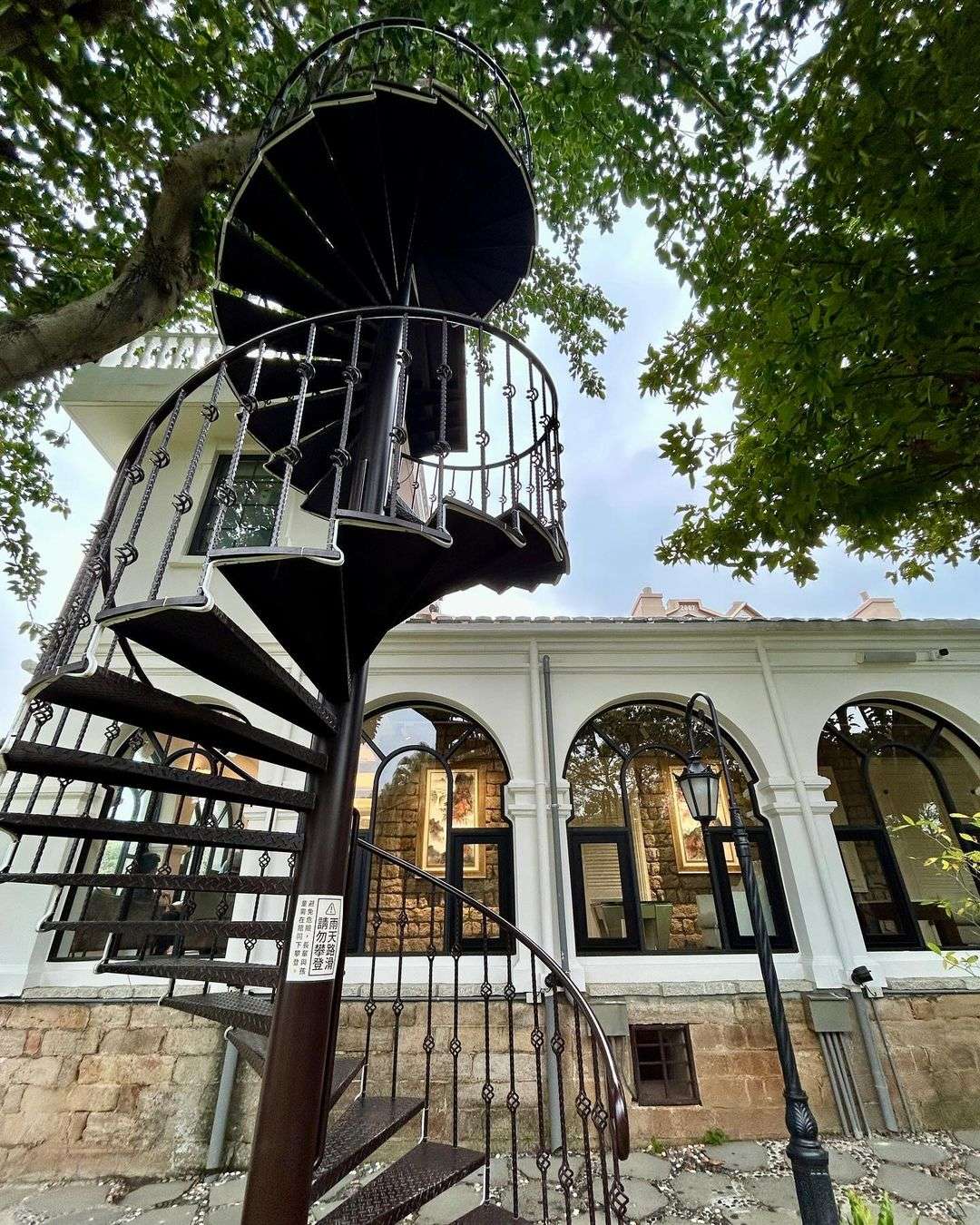 巫登益美術館の外観。スペイン風の西洋建築