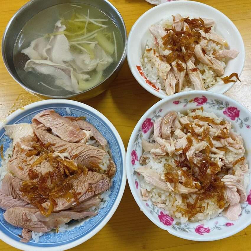 正統火雞肉飯のチキンライス・鶏肉スライスご飯・酸菜モツスープが並んでいる