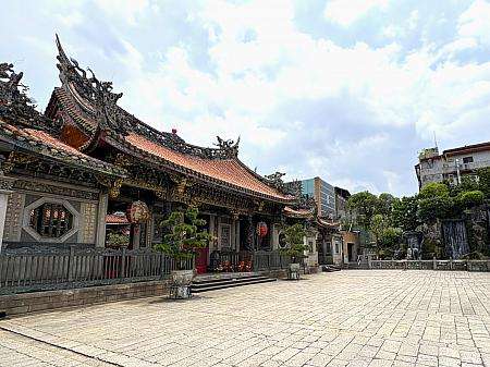 龍山寺で熱心にお参りをする参拝者たち
