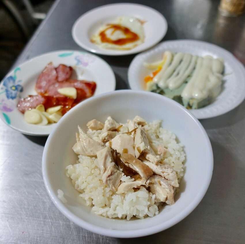 阿信美食のチキンライスと半熟卵、カキスープが並んでいる