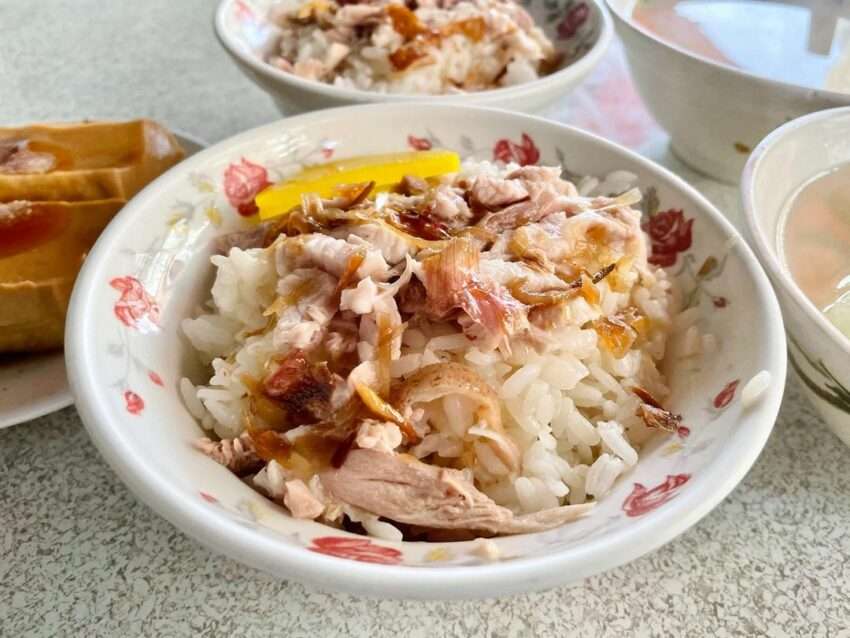 嘉義の七面鳥ご飯。ほぐした七面鳥の肉を白ご飯の上に盛り、醤油ベースのたれをかけた一杯