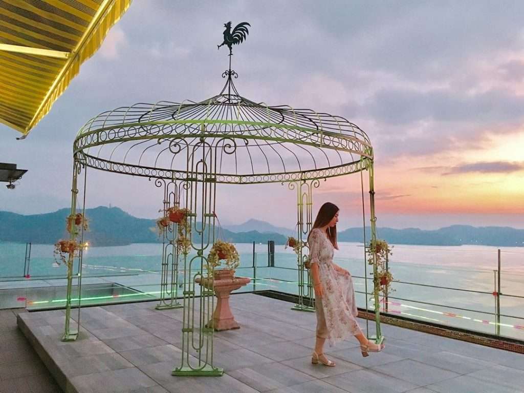 雲品溫泉酒店 Sky Loungeからの夕日と湖景