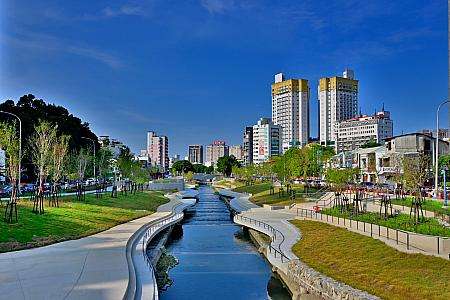 台中市内を流れる柳川——都市再生プロジェクトで整備された水辺の散歩道