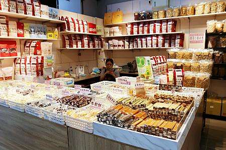 南園食品店のヌガーばら売りコーナー