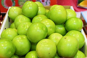 青ナツメなど台湾特有の果物が並ぶ売り場
