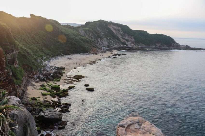 神秘海岸の岩礁と荒々しい波の景観