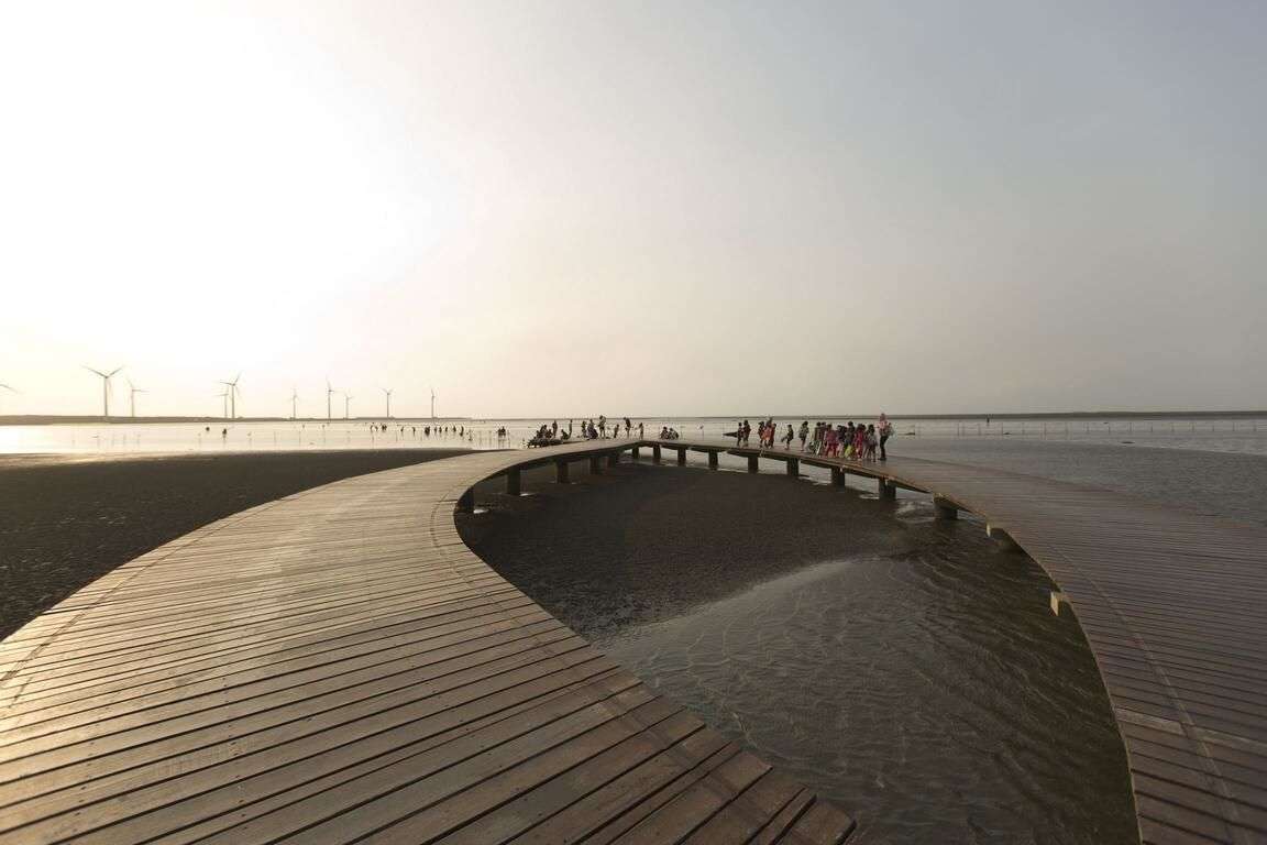 高美湿地の木道と周辺の自然景観