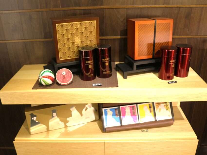 嶢陽茶行の店内に並ぶ台湾茶の缶や袋。老舗茶行ならではの品揃え