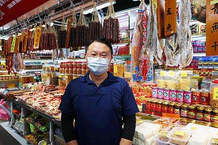 大連食品行の店頭、やさしげな店主が目印