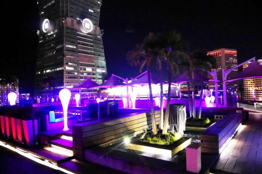 台北のルーフトップバーからの夜景