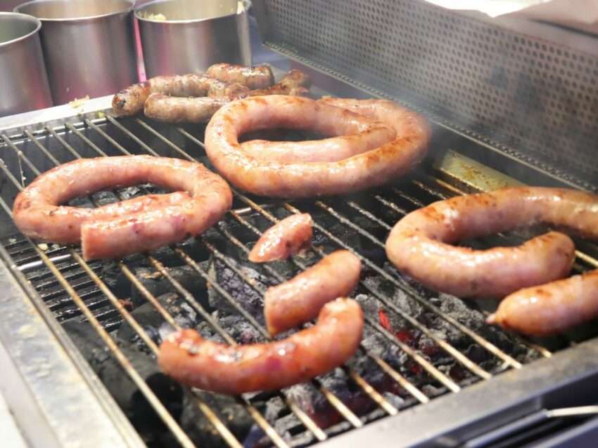 古早味碳烤香腸の炭火でじっくり焼いた台湾式ソーセージ、皮がパリッとした食欲をそそる外観