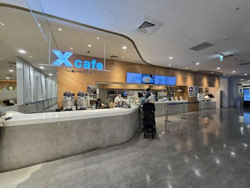 Xcafe by PRONTOの店内とペンギン水槽