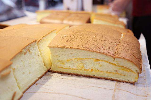 台湾カステラ・縁味古早味現烤蛋糕の焼きたてケーキ