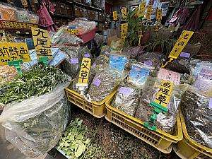 青草巷の店頭にずらりと並ぶ台湾産薬草。香りと視覚で楽しめる通り