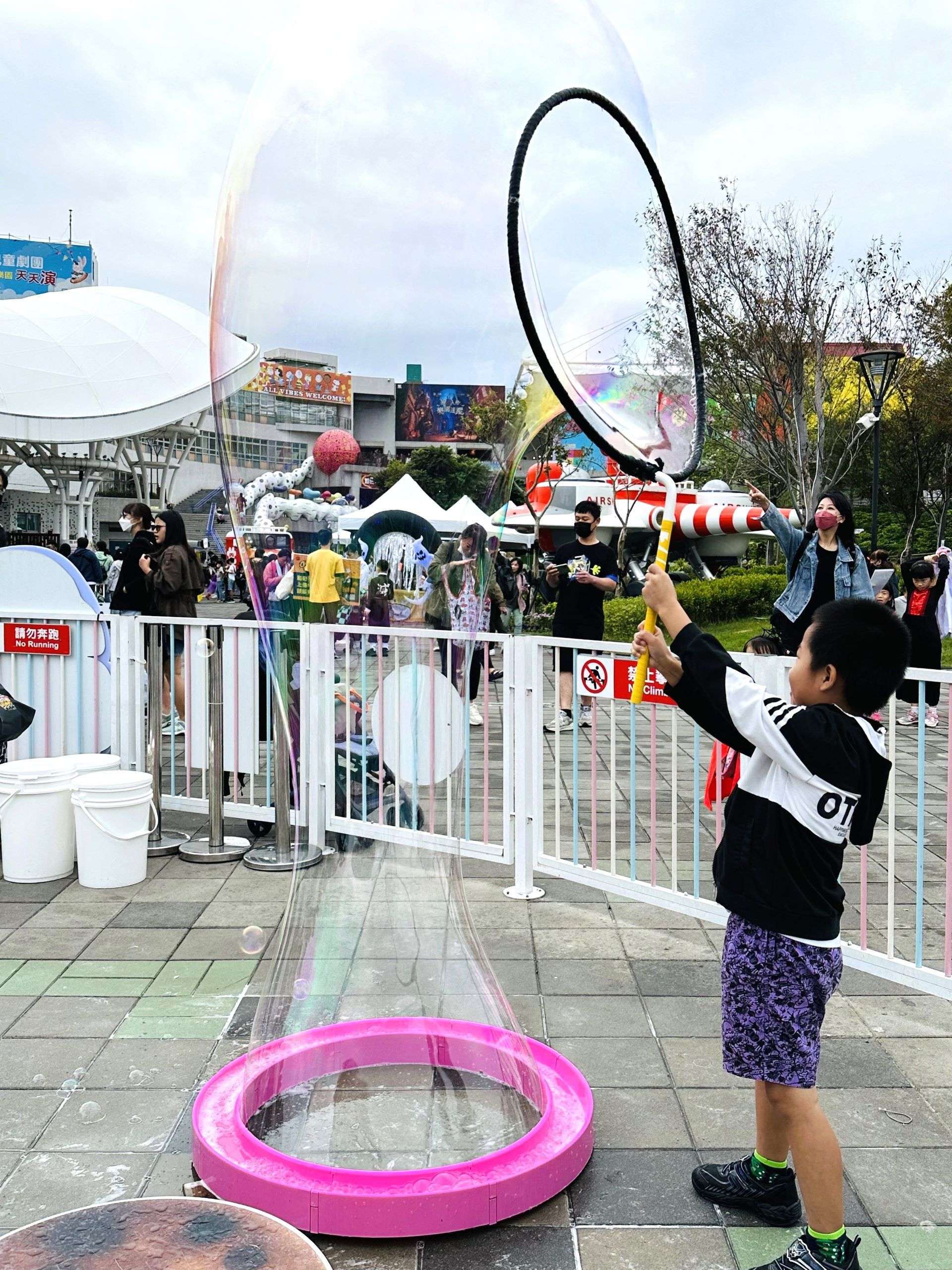 台北児童新楽園のシャボン玉パーク（彩虹泡泡樂園）で遊ぶ子どもたち