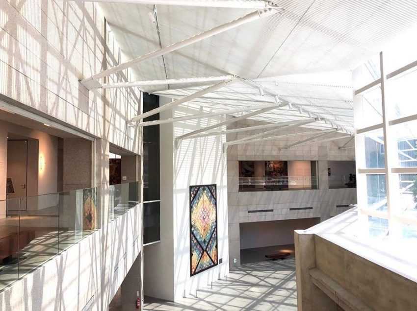 台南市美術館1館の赤レンガ外壁と中庭の老榕樹