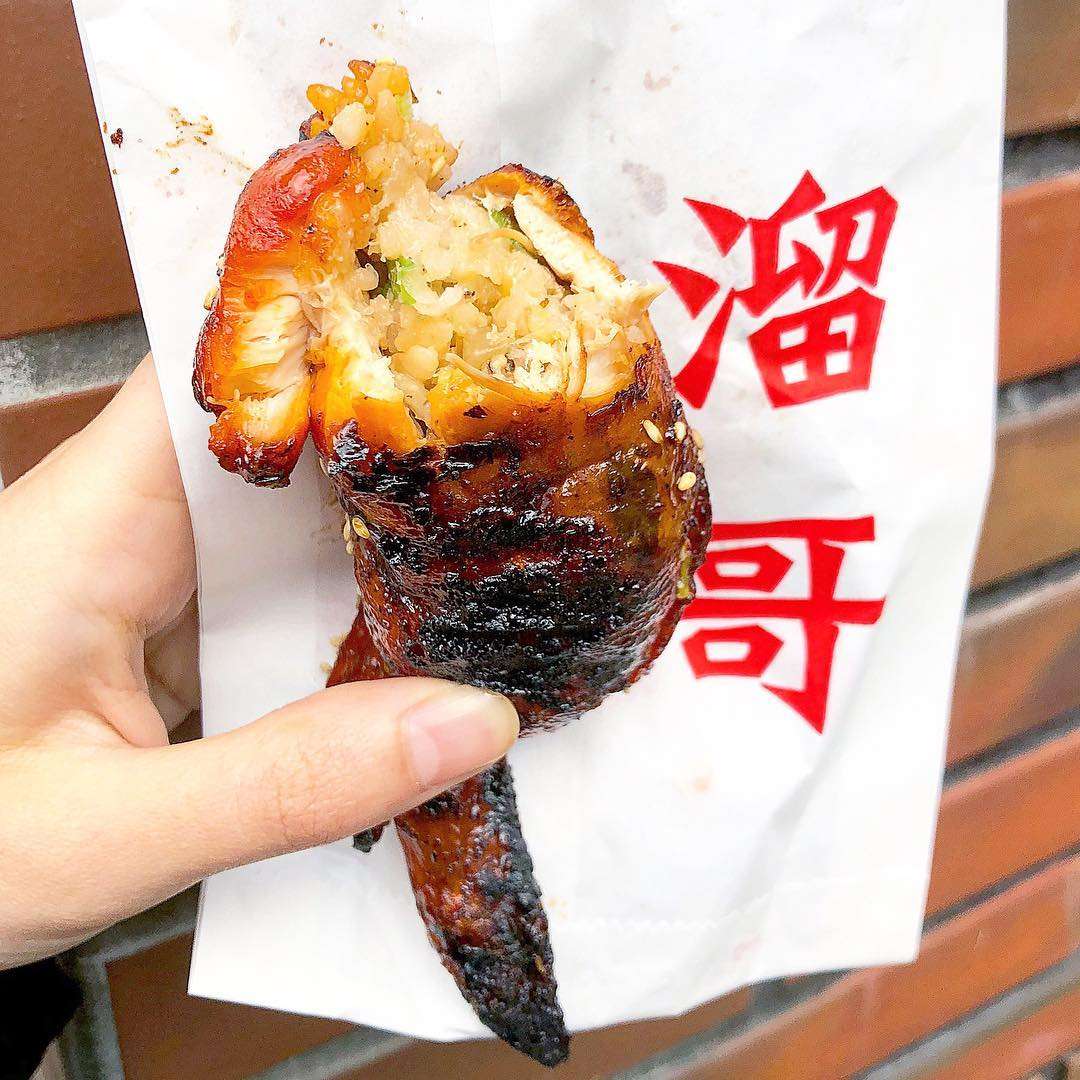 溜哥炭烤雞翅包飯の外皮がパリッと焼き上がった一品