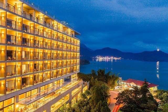 雲品溫泉酒店の外観。環湖公路沿いに位置