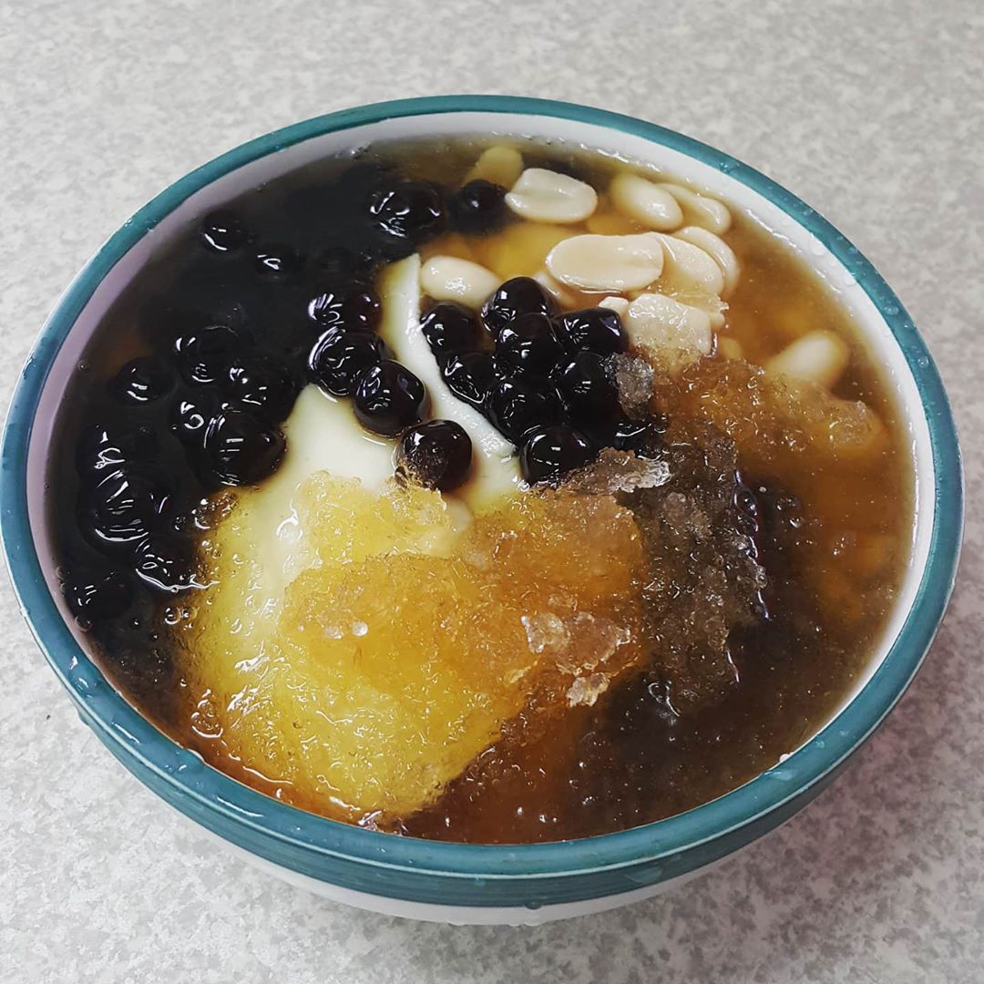 城中豆花の豆花デザートにトッピングが盛られた一杯