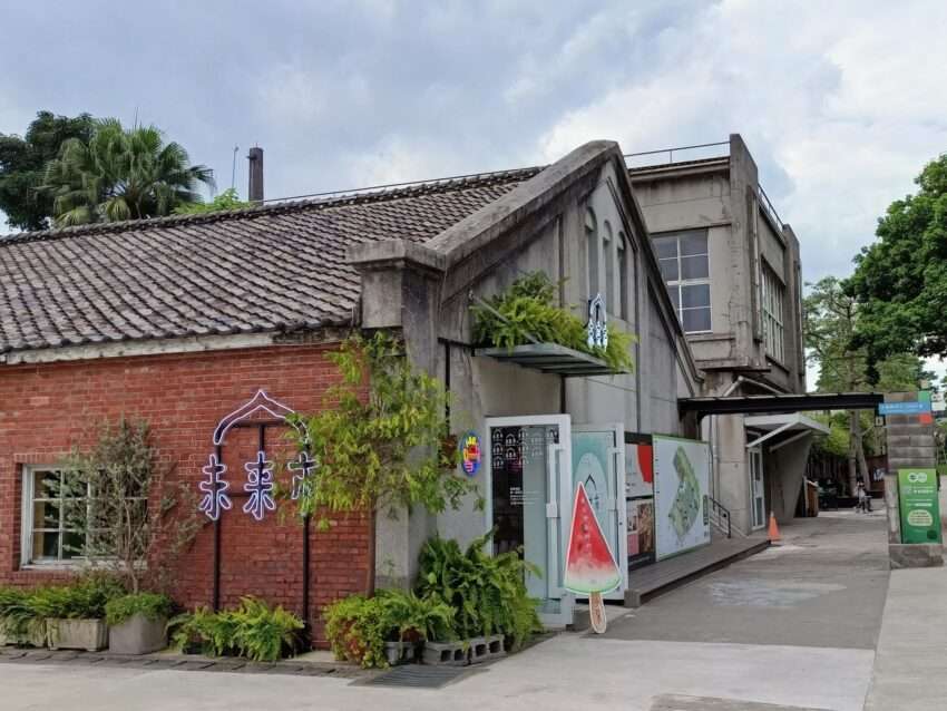 華山未来市の店内、台湾ブランドの食品や雑貨が並ぶ