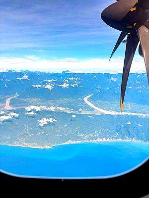 飛行機の窓から眺める台湾の山々と海岸線