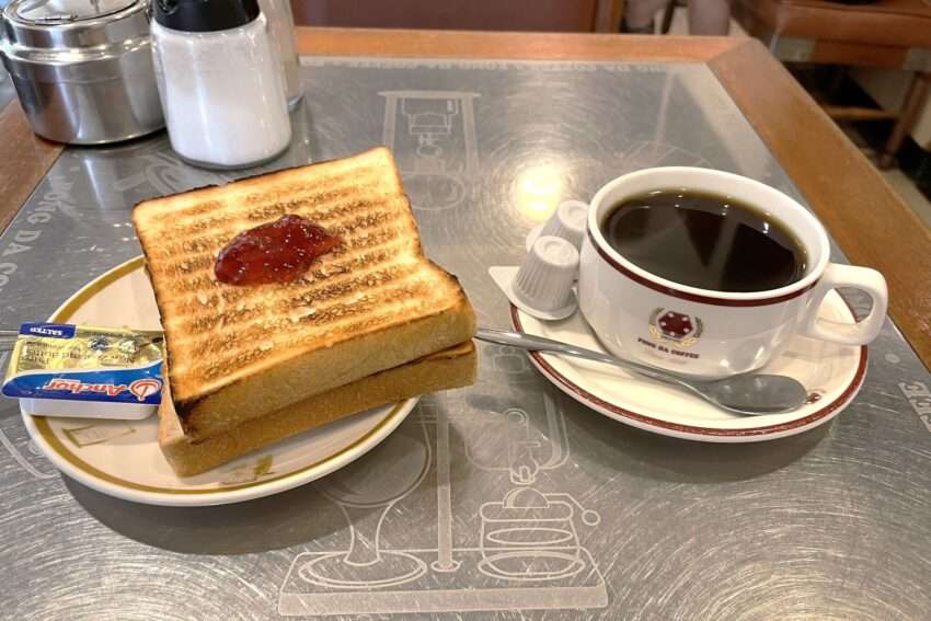 蜂大咖啡の店内とコーヒーカップ