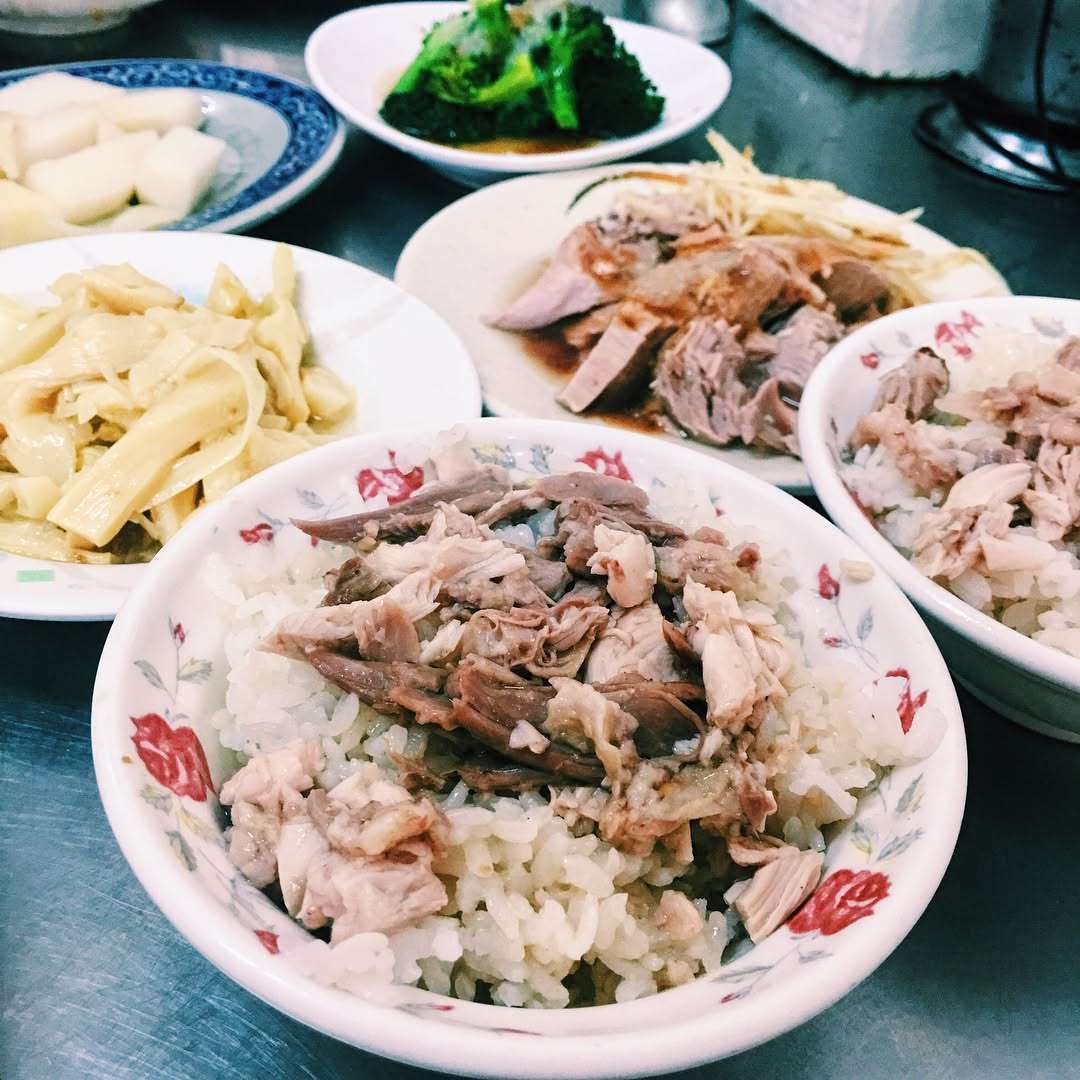 和平火雞肉飯の鶏肉スライスご飯と煮白菜の小皿