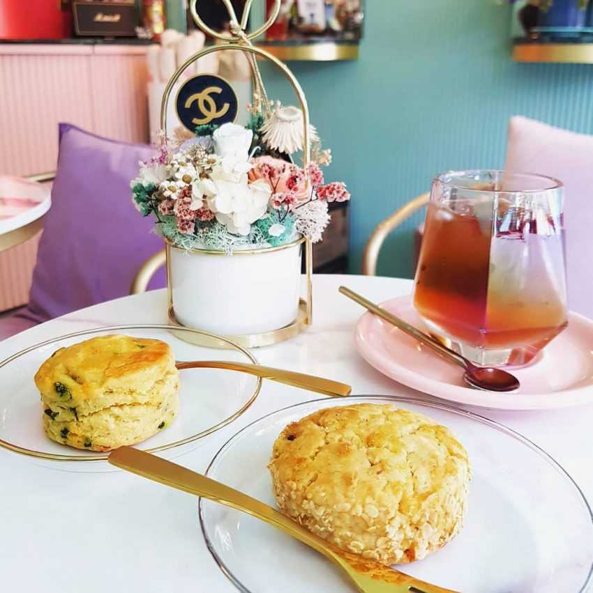 T.ME Café のティファニーグリーンをテーマにした内装