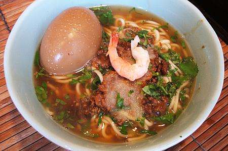 担仔麺のトッピングと見た目。店によって微妙に異なるスープの色