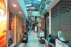 レトロな雰囲気が漂う赤崁棺材板の店舗外観