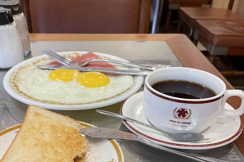 蜂大咖啡で提供されるコーヒーとトーストのセット